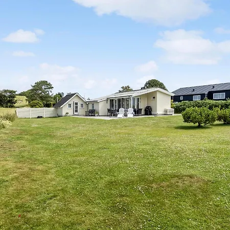 3 Bedroom Beautiful In 別荘 フ ァボルグ