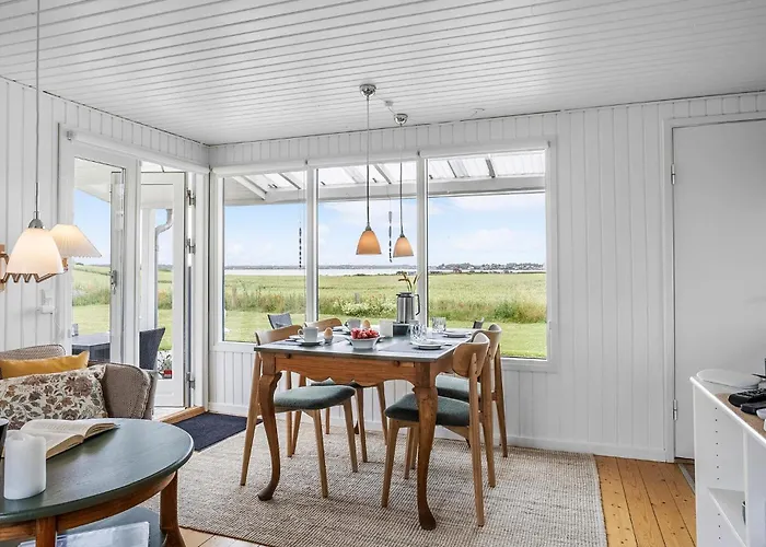 3 Bedroom Beautiful In 別荘 フ ァボルグ