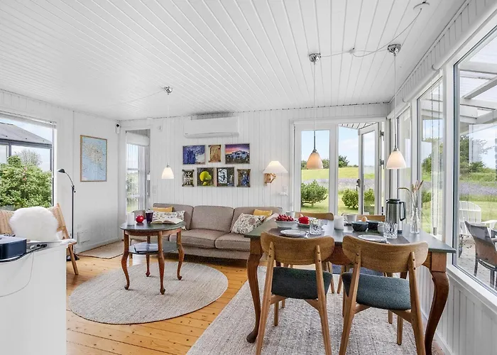 3 Bedroom Beautiful In 別荘 フ ァボルグ