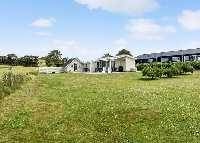 3 Bedroom Beautiful In 別荘 フ ァボルグ